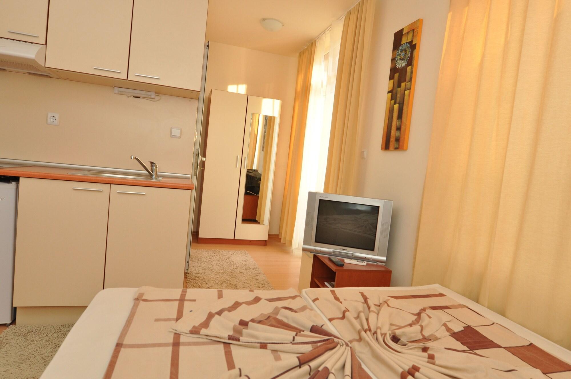 Rainbow 2 Holiday Complex Pantai Sunny Bagian luar foto