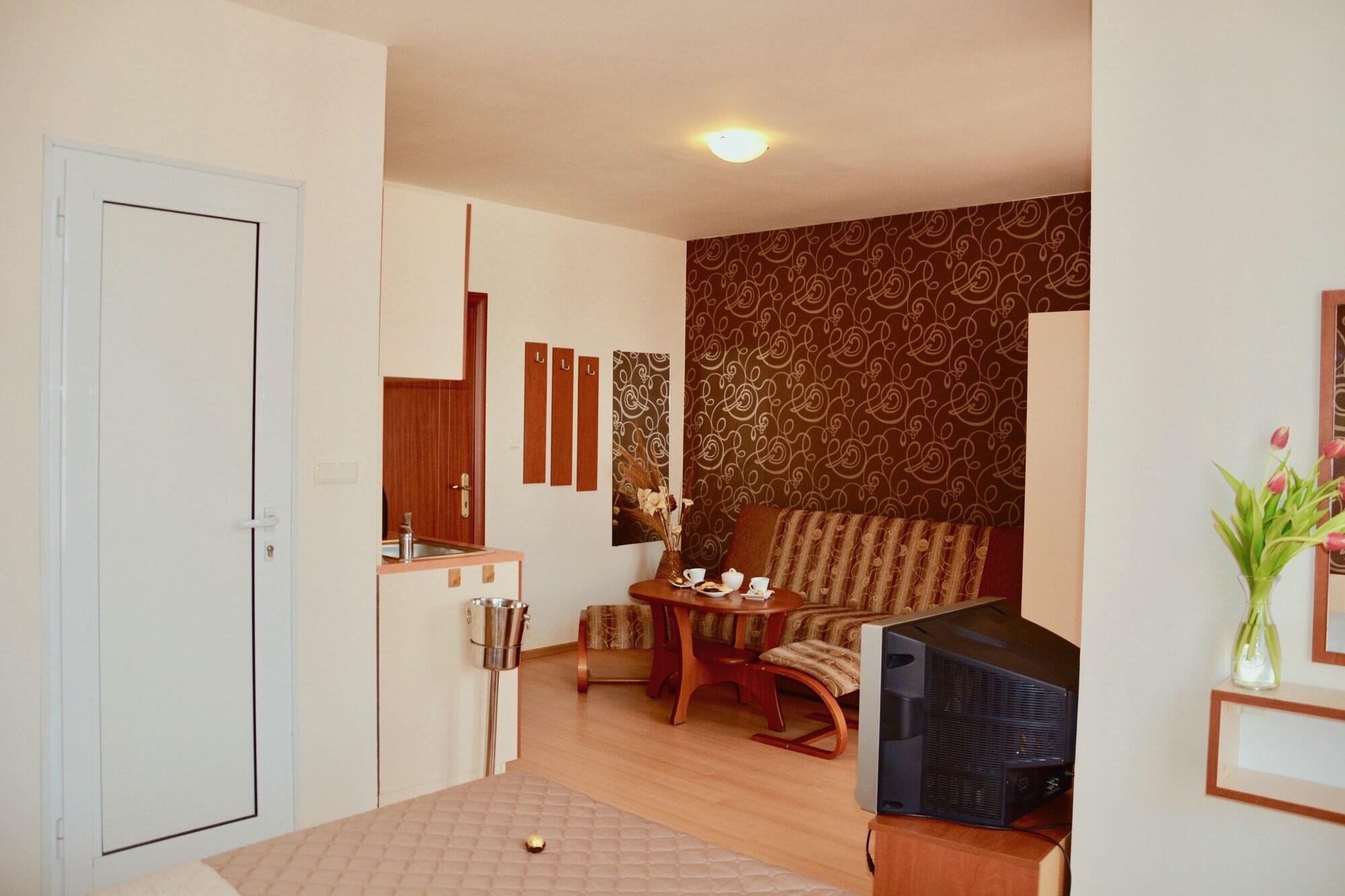 Rainbow 2 Holiday Complex Pantai Sunny Bagian luar foto