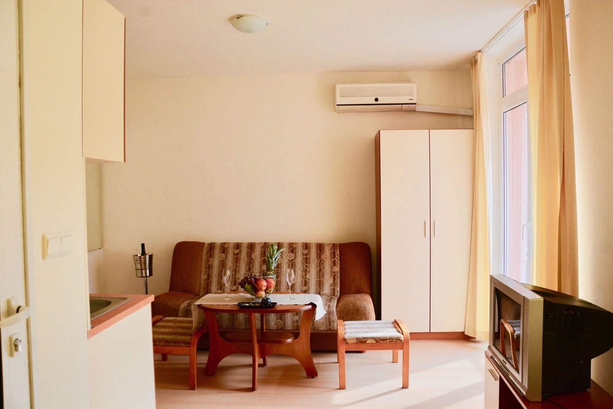 Rainbow 2 Holiday Complex Pantai Sunny Bagian luar foto