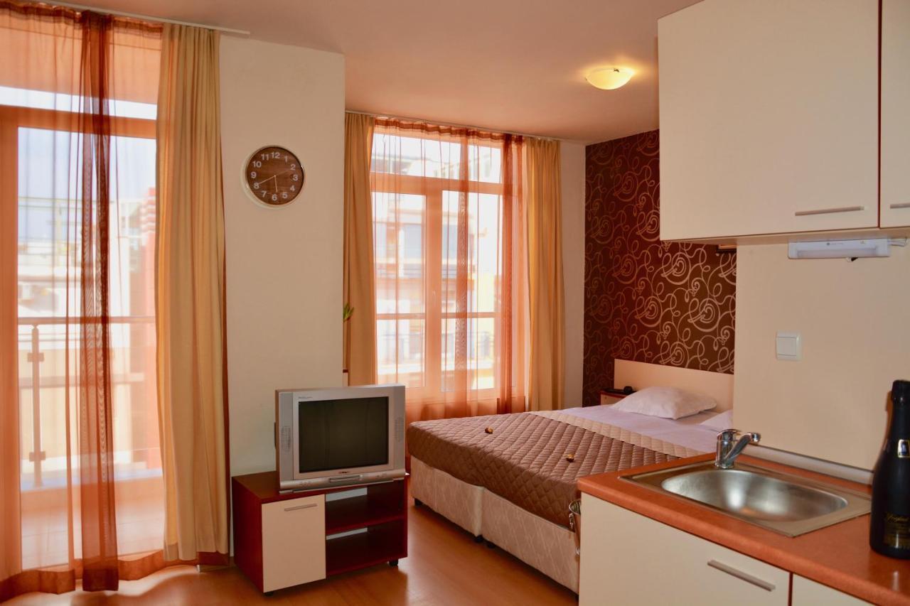 Rainbow 2 Holiday Complex Pantai Sunny Bagian luar foto